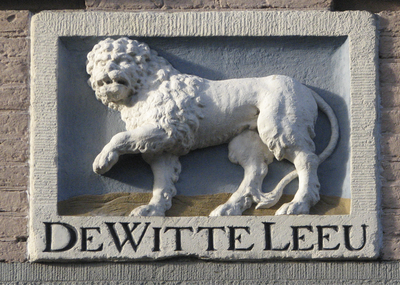 902868 Afbeelding van de gevelsteen 'DE WITTE LEEU', in de gevel van het pand Oudegracht 249 te Utrecht.